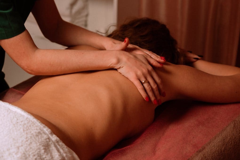 Masseur giving woman a back massage. Myofascial Release Therapy. Massage Brisbane. Best Massage Therapist Near Me.. Brisbane Livewell Clinic