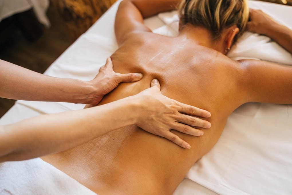 Woman receiving a therapeutic massage. Massage Brisbane. Remedial Massage. Brisbane Livewell Clinic