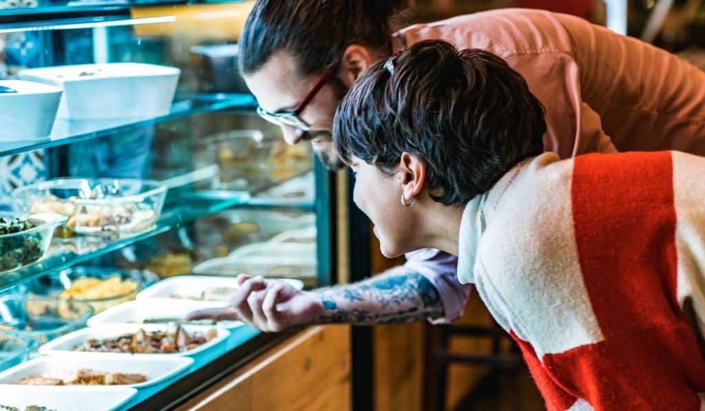 Two people figuring out what to eat. Foods for Fertility. Brisbane Livewell Clinic