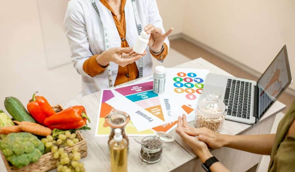 Dr suggesting Nutritional Medicine for insukin resistance. Brisbane livewell clinic.