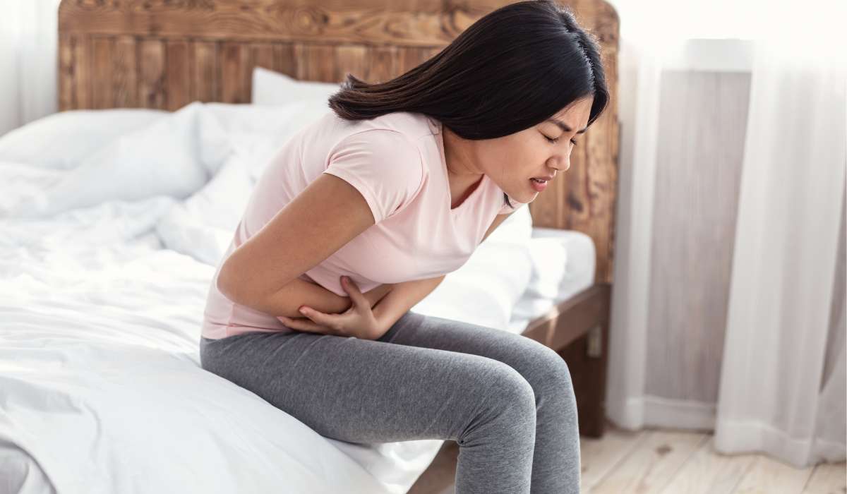 Stool Testing: Microbial Markers and Their Role in IBS Management 1 girl having pain and Stool Testing Helps IBS Sufferers. Brisbane Livewell Clinic.