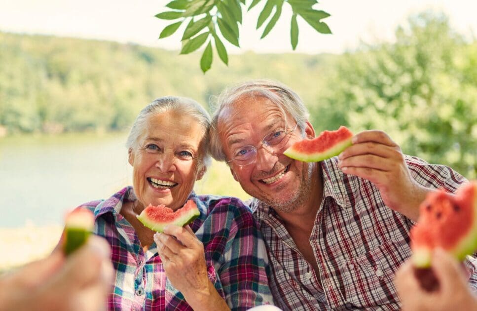 Happy couple eating fruits. Mood & Food. Clinical Nutritionist Carina. Weight Loss Aids. Brisbane Livewell Clinic