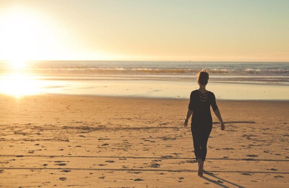 Woman walking along the beach. Gut Health Test Australia. Brisbane Livewell Clinic. Hypnotherapy for weight loss near me