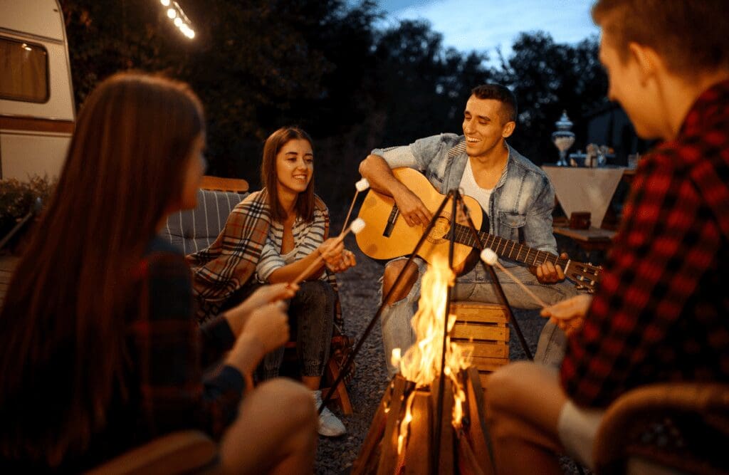 Friends having a relaxed campfire gathering outdoors. Hypnotherapy for Alcohol Online. Brisbane Livewell Clinic