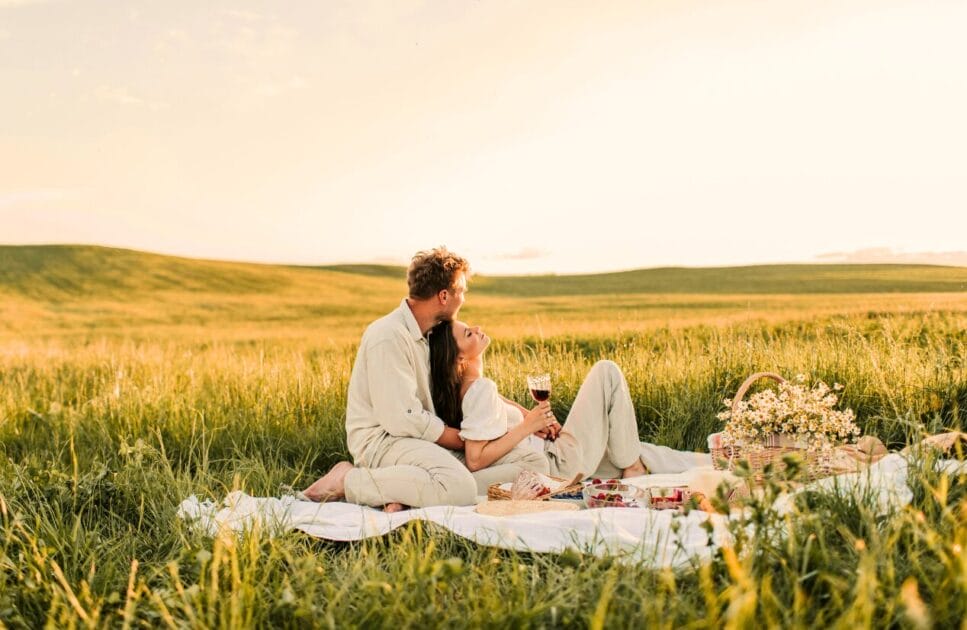 Couple enjoying their romantic picnic date on a lush green field. Hypnotherapy near Kedron. Brisbane Livewell Clinic