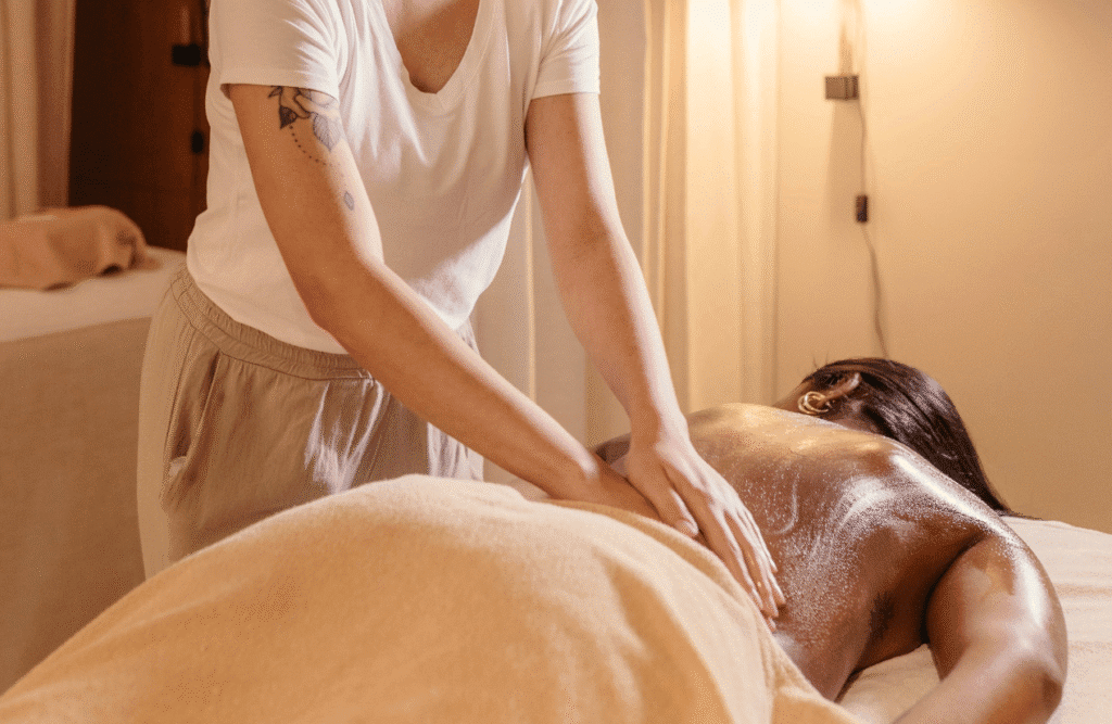 Massage Therapist giving woman a relaxing massage. Massage Therapist Brisbane. How to Choose a Massage Therapist. Brisbane Livewell Clinic