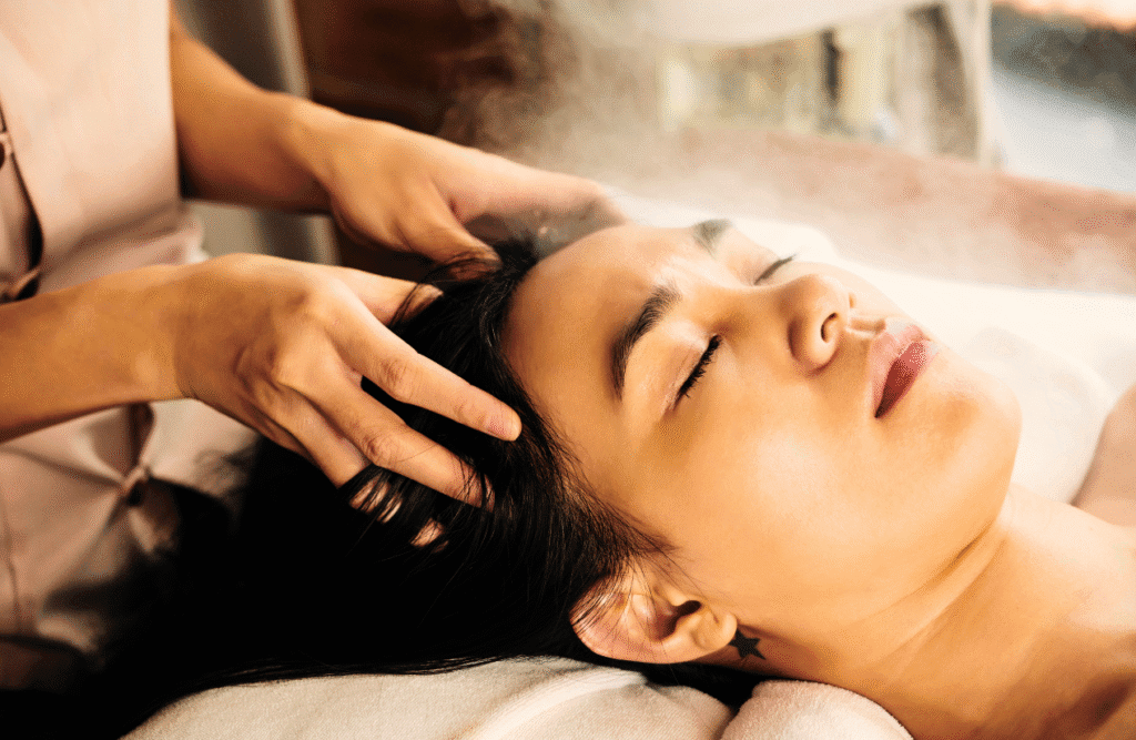 Woman receives a realxing head massage. Massage Therapist Brisbane. Head Massage Near Me. Brisbane Livewell Clinic