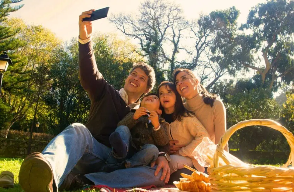A family of four taking a group selfie. Clinical Nutritionist Murarrie. Brisbane Livewell Clinic