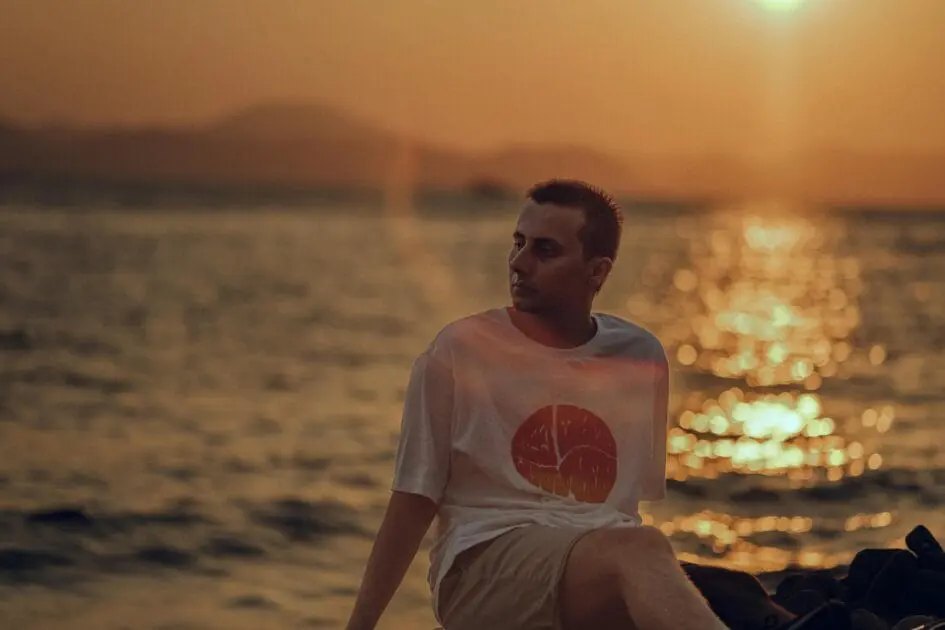 Man sitting by the beach during sunset. Hypnotherapy near Wooloowin. What is Relaxation Massage. Brisbane Livewell Clinic