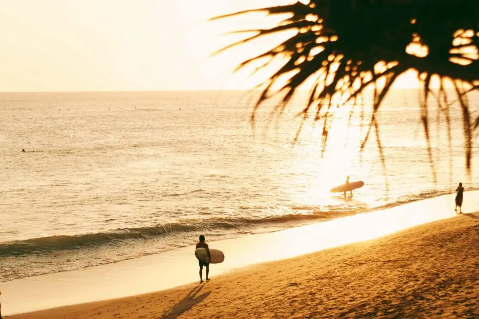 Surfers walking at the beach. Hypnotherapy near Nundah. Brisbane Livewell Clinic