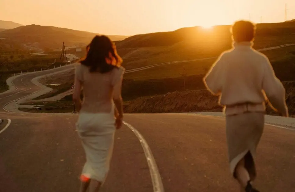 Man and woman running along the road as the sun sets. Hypnotherapy near Stafford Heights. Brisbane Livewell Clinic