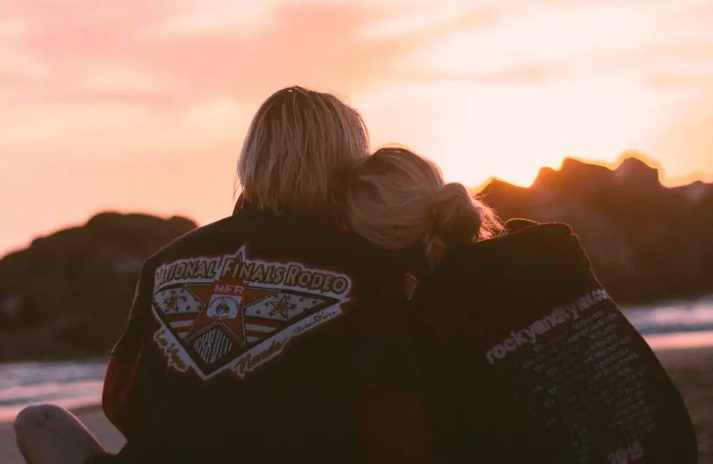 Woman leaning on man's shoulder. Counselling Virginia. Counsellor Near Me. Brisbane Livewell Clinic