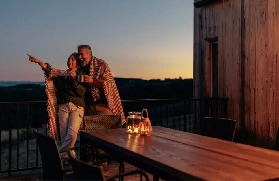 Couple pointing at the sky at night. Couples Counselling Brisbane. Brisbane Livewell Clinic