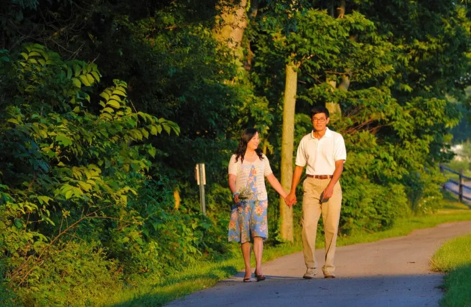 Couple walking in the park. Couples Therapy. What is Leaky Gut Australia. Brisbane Livewell Clinic