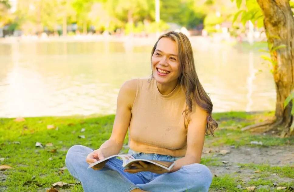 Woman reading a book outdoors. Acupuncture for stress and anxiety. Mood & Food. Brisbane Livewell Clinic