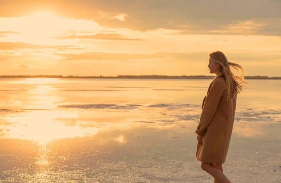 Woman walking along the shore. Naturopathy Brisbane. Mindset Therapy Brisbane. Brisbane Livewell Clinic