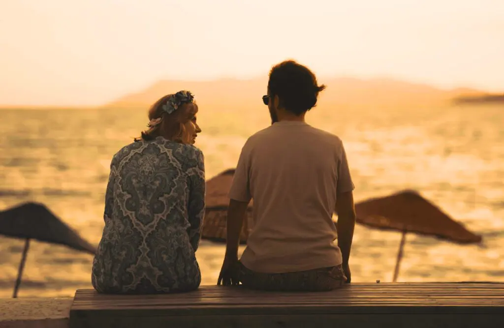 Couple talking and sitting near the seashore. Counselling Geebung. Counselling Virginia. Brisbane Livewell Clinic