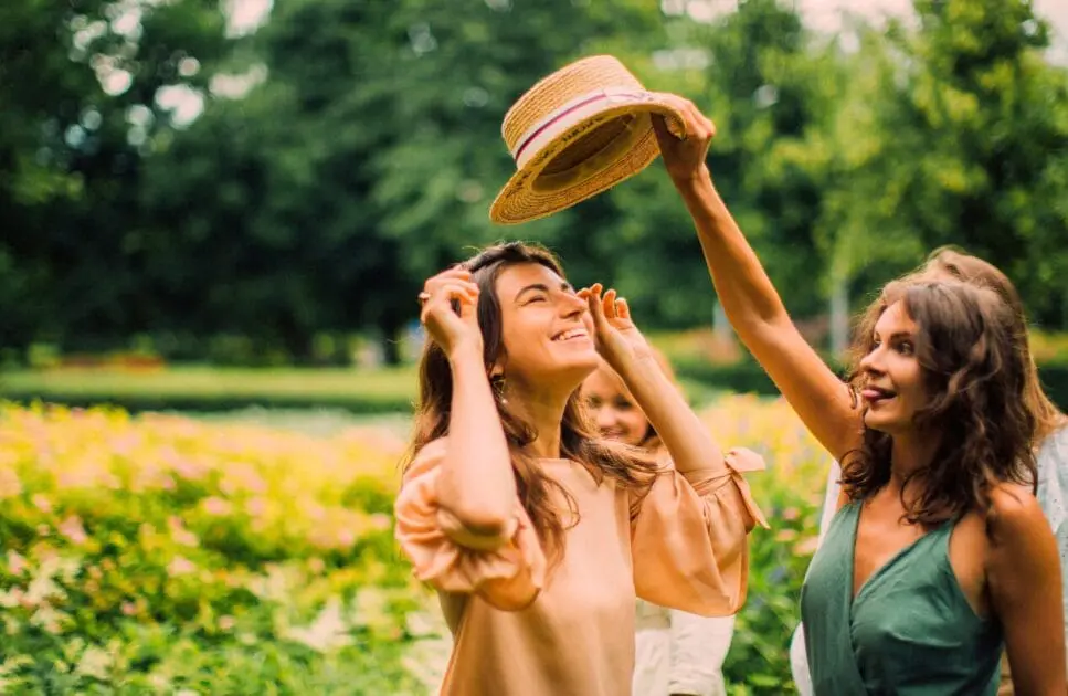 Group of friends enjoying a sunny day outdoors in a garden. Hypnotherapy near Hendra. Counselling Brisbane. Brisbane Livewell Clinic
