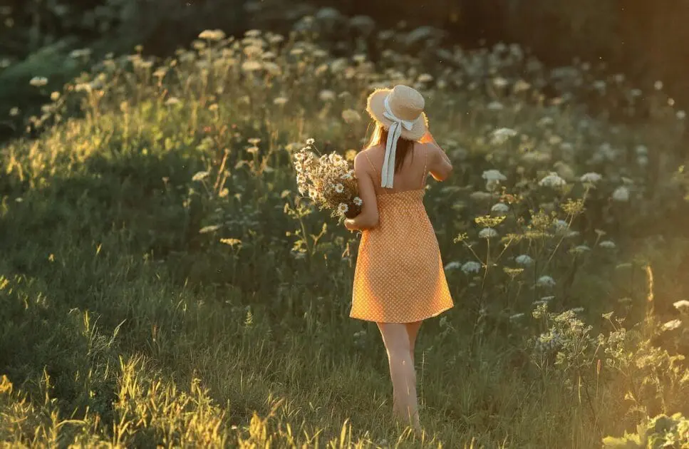 Woman walking and holding a bouquet of flowers from the flower field. Hypnotherapy near Kedron. Brisbane Livewell Clinic