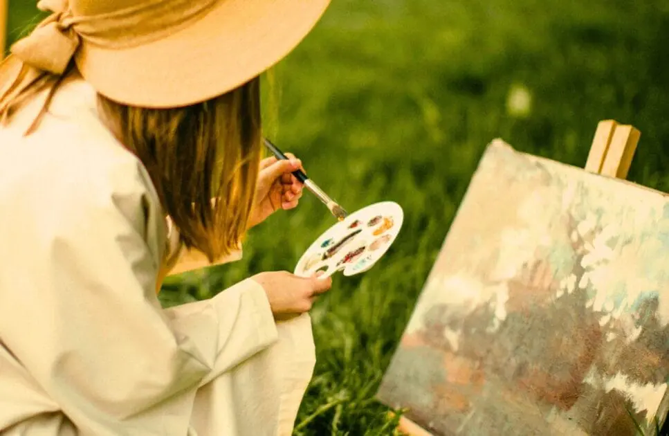Woman painting outdoors. Hypnotherapy near Stafford. Brisbane Livewell Clinic