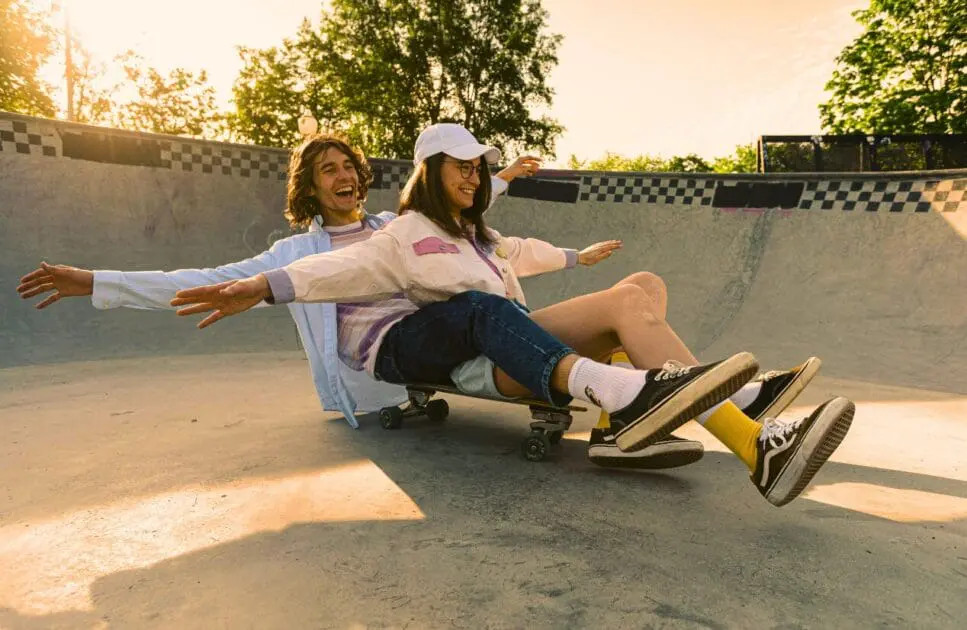 Couple sitting on a skateboard. Hypnotherapy near Wooloowin. Healing Power of Bowen Massage Therapy. Brisbane Livewell Clinic