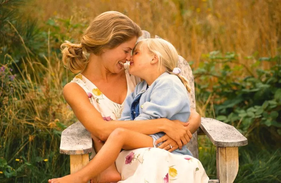 Mother and daughter sitting on a wooden chair. Hypnotherapy near Gordon Park. Blood Analysis Coast. Brisbane Livewell Clinic