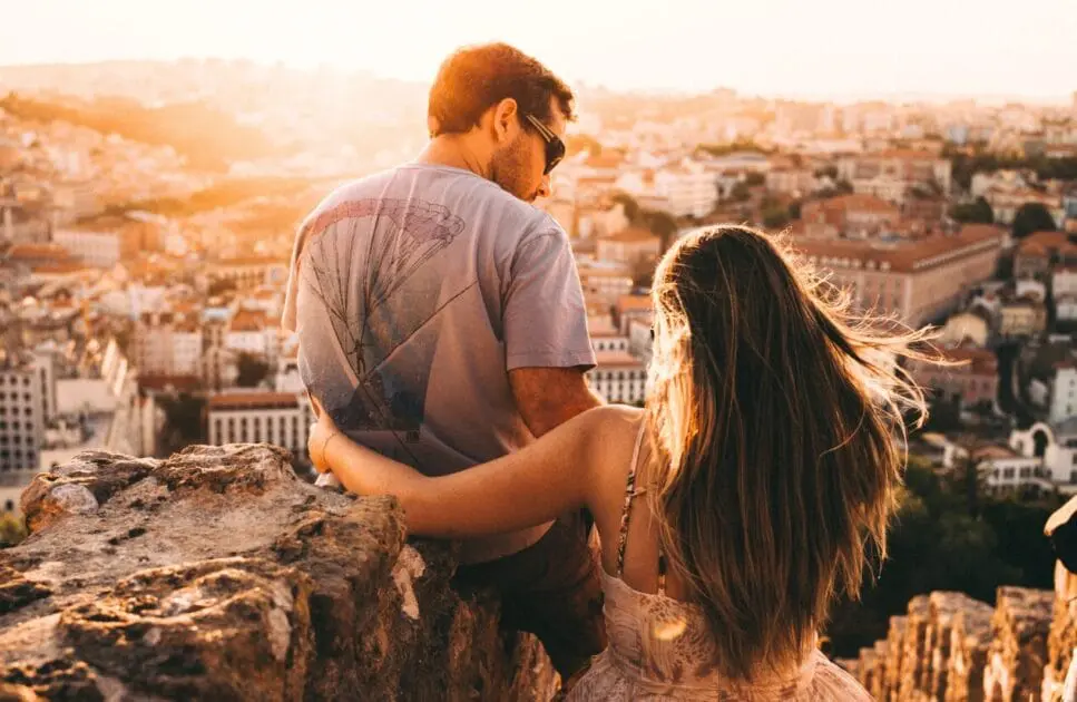 Couple sitting on a hilltop waiting for the sunset. Hypnotherapy near Clayfield. Brisbane Livewell Clinic