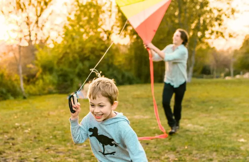 Father and son flying a kite in a sunny park. Hypnotherapy near Geebung. Brisbane Livewell Clinic