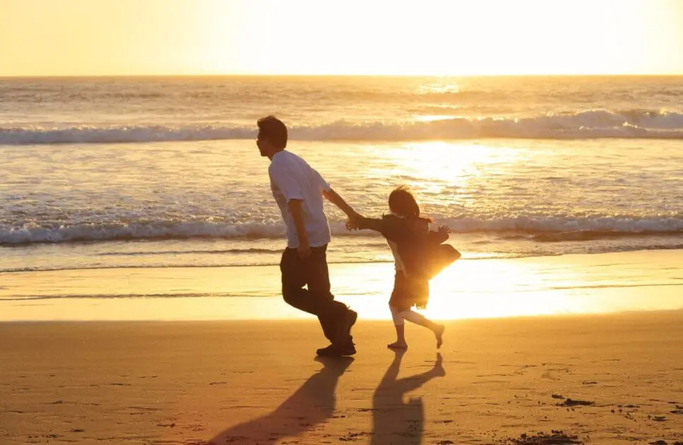 Father and daughter running along the beach. Family Counselling. Counsellor North Brisbane. Counselling Northgate. Brisbane Livewell Clinic