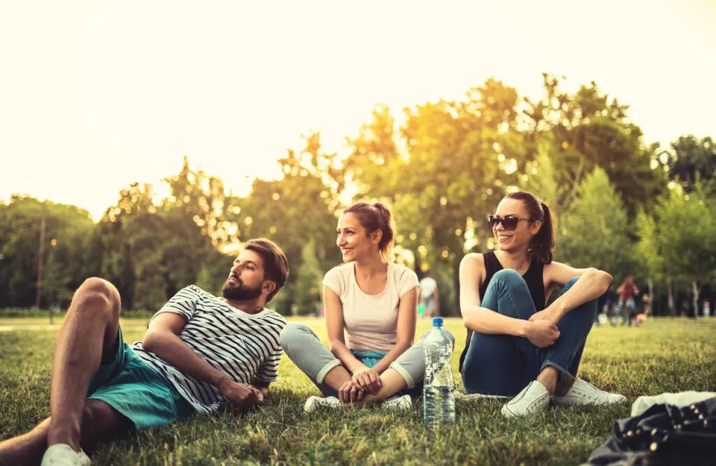 Friends sitting in the park. Naturopathy Wavell Heights. Brisbane Livewell Clinic
