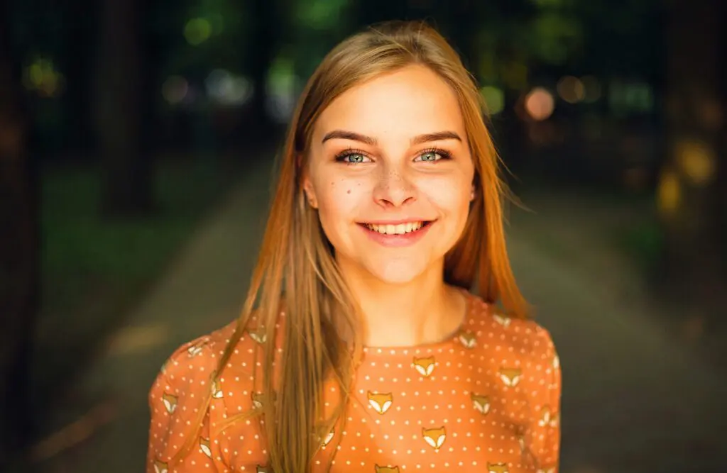 beautiful young woman smiles while enjoying a sunny day outdoors. Counselling Morningside. Brisbane Livewell Clinic