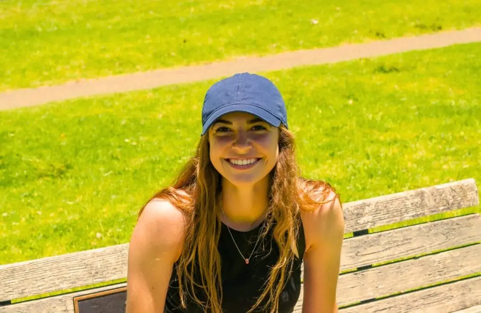 Woman sitting on a bench outdoors. Trauma Counselling. Osteopath Cannon Hill. Naturopath Toowoomba. Masking Recovery Holistic Counselling. Brisbane Livewell Clinic