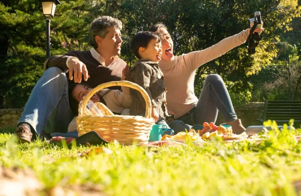 Family making a funny faces while taking a selfie. Hypnotherapy near Nundah. Brisbane Livewell Clinic