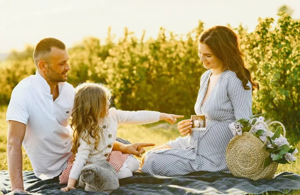 Family enjoying a picnic. Hypnotherapy near Wooloowin. Prenatal Naturopath. Brisbane Livewell Clinic