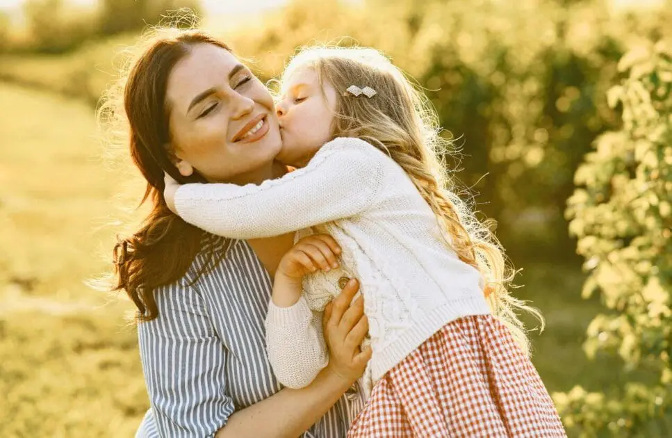 Little girl kissing her mother on the cheeks. Hypnotherapy near Northgate. Brisbane Livewell Clinic