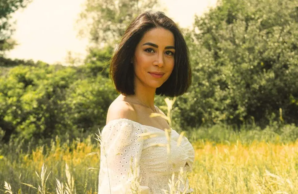 Woman smiling and standing in the field. Hypnotherapy near Northgate. At Home Hormone Test. Osteopathy and Pelvic Floor Support. Brisbane Livewell Clinic