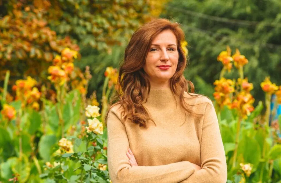 Woman standing in a flower garden. Genetic Methylation Test. Perimenopause. Hypnotist Near Me. Brisbane Livewell Clinic