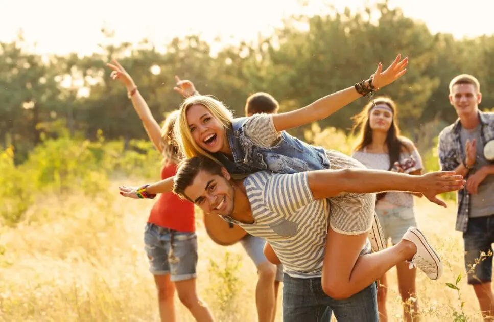 Group of friends having fun outdoors. Hypnotherapy near Gordon Park. Couples Therapy Relationship Counseling. Brisbane Livewell Clinic