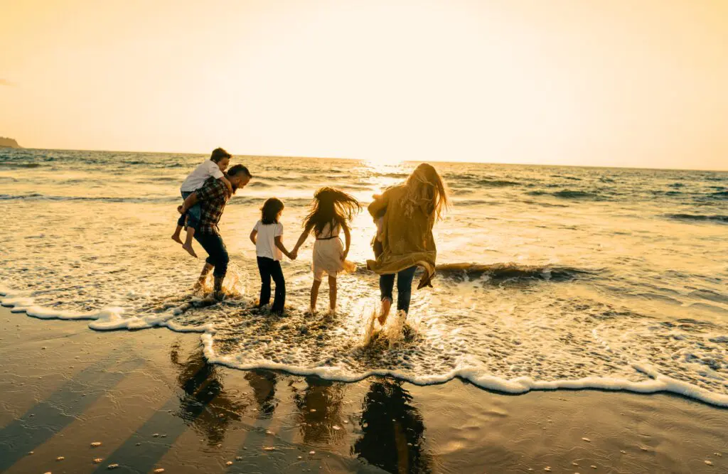 Family enjoying vacation at the beach. Hypnotherapy for Alcohol Addiction. Brisbane Livewell Clinic